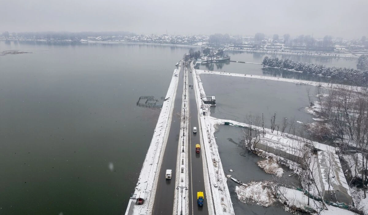 Delhi to Srinagar flight and road route options for Kashmir travel