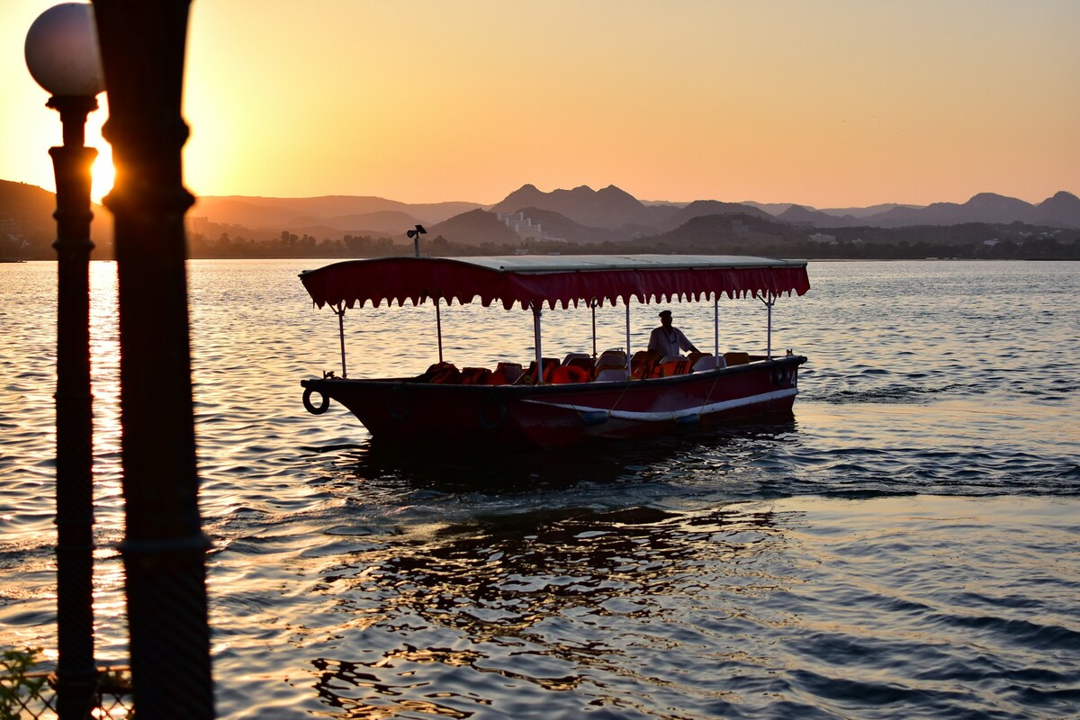 Boat ride on Lake Pichola at sunset